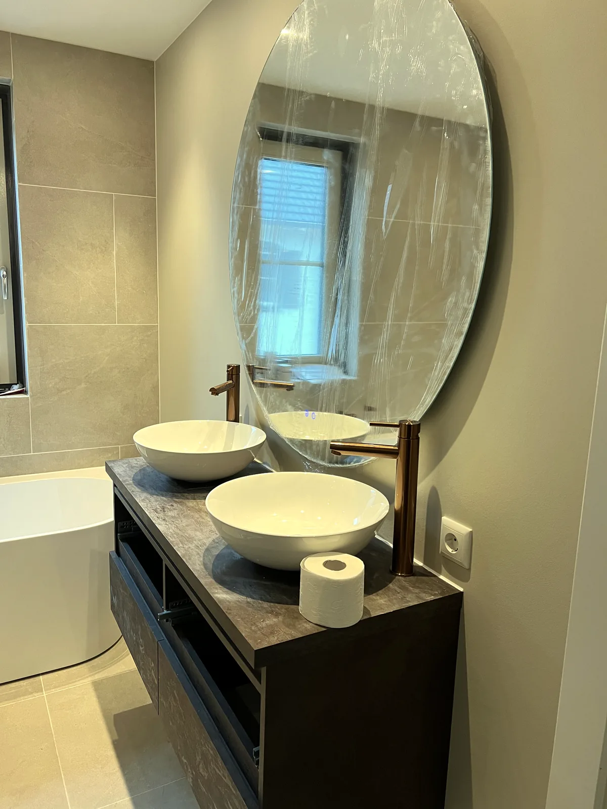 Badkamer met dubbele wastafel, renovatie SDBouw Amstelveen