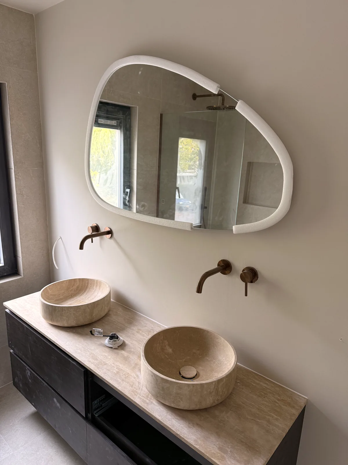 Betegelde badkamerwand, tegelwerk SDBouw Amstelveen
