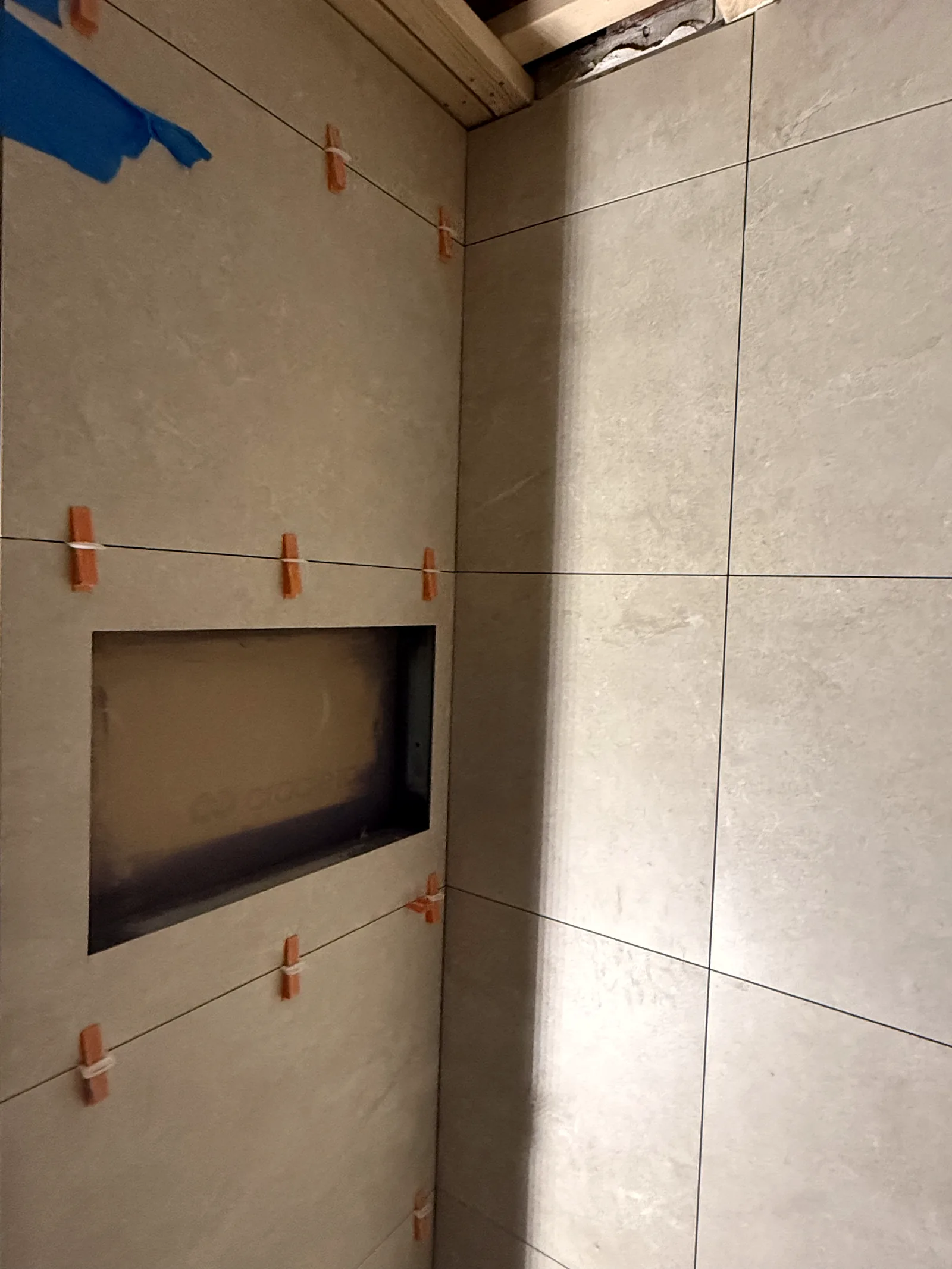 Tegelwerk met inbouwnis in badkamer, SDBouw Amsterdam