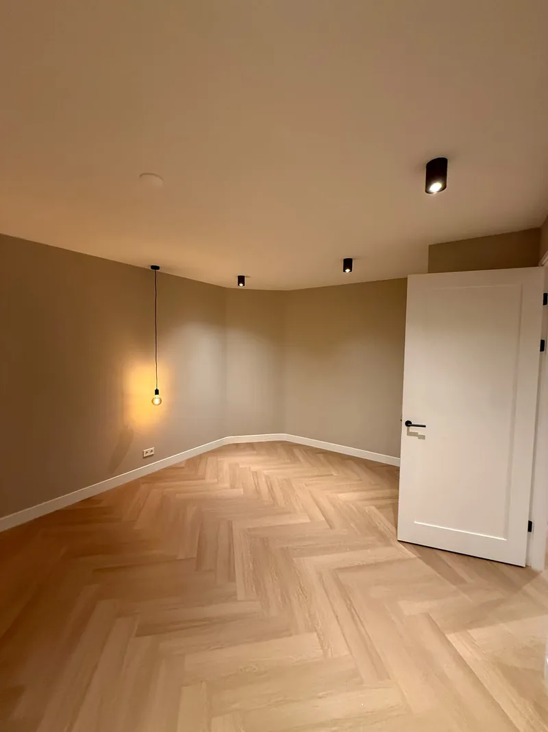 Doorlopende visgraat PVC-vloer in slaapkamer van gerenoveerd appartement, SDBouw Amsterdam
