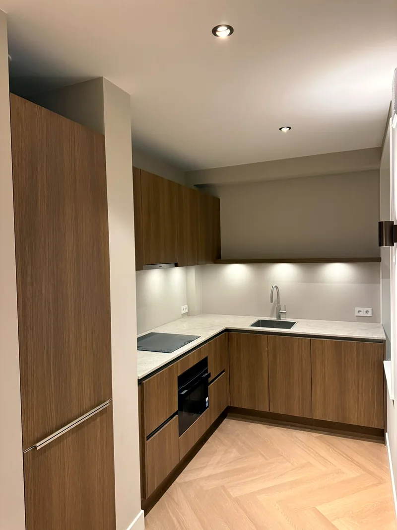 Complete renovatie appartement Amsterdam — keuken, badkamer en visgraat PVC-vloer door SDBouw