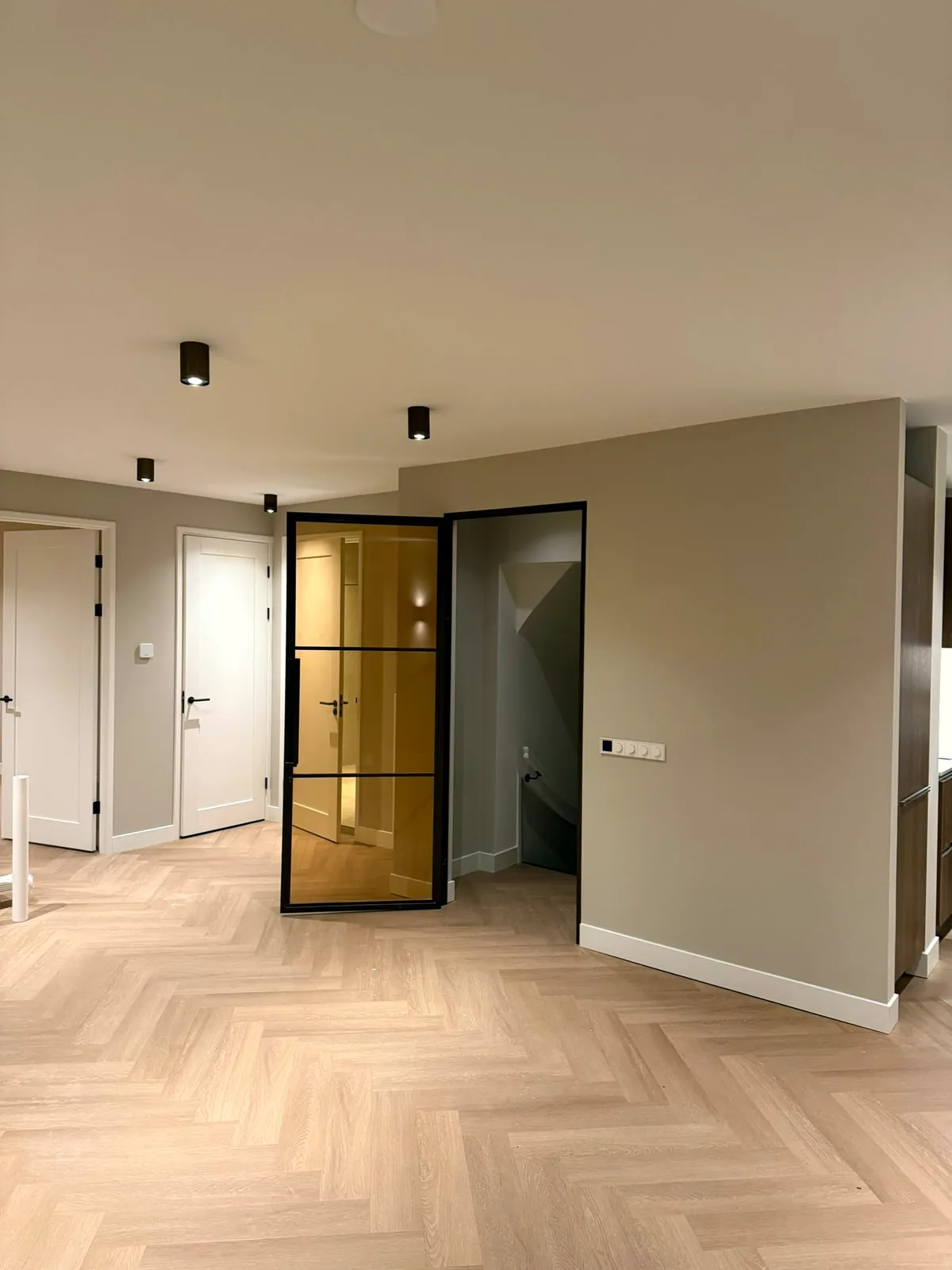 Visgraat PVC-vloer gelegd door SDBouw in een gerenoveerd appartement in Amsterdam