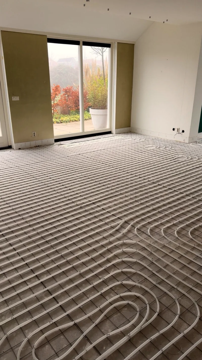 Ingefreesde vloerverwarming in dekvloer, SDBouw
